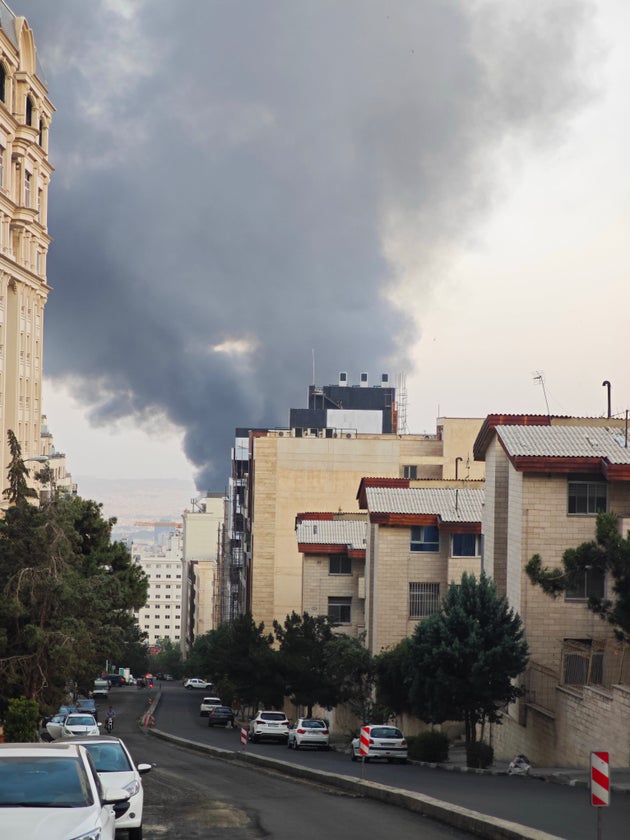 Καπνός υψώνεται μετά από υποτιθέμενο ισραηλινό χτύπημα σε κτίριο που χρησιμοποιείται από το Δίκτυο Ειδήσεων της Ισλαμικής Δημοκρατίας του Ιράν, μέρος του κρατικού τηλεοπτικού φορέα του Ιράν, στις 16 Ιουνίου 2025 στην Τεχεράνη του Ιράν. Νωρίς σήμερα το πρωί, το Ιράν επλήγη από μια σειρά ισραηλινών αεροπορικών επιδρομών με στόχο στρατιωτικές και πυρηνικές εγκαταστάσεις, καθώς και κορυφαίους στρατιωτικούς αξιωματούχους. (Photo by Stringer/Getty Images)