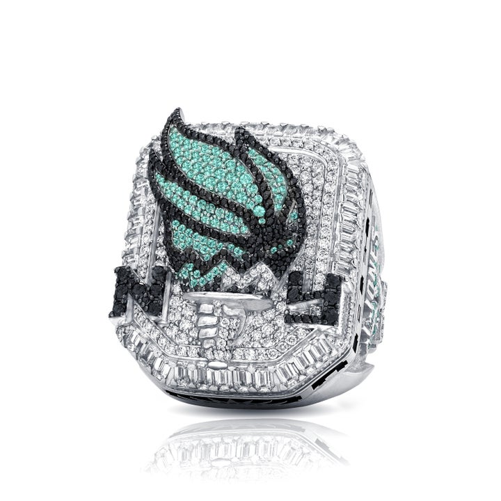O WNBA Championship Rings em Nova York Liberty contém o logotipo da tocha da equipe - em cartas "N" E y" - em seu verde marinho e preto. A Liberty, uma das franquias mais reais da liga, venceu seu primeiro campeonato em outubro.