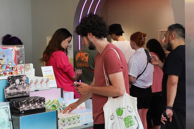 東京のPOP MARTストア内には外国人の姿が多く見られる＝2025年5月21日