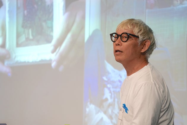 現地で撮影した写真を見せながら話す、写真家のホンマタカシさん