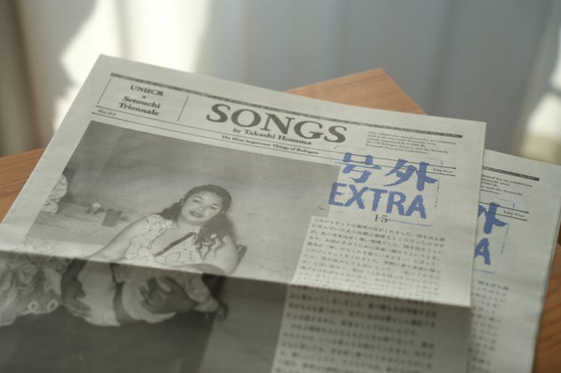 高松港で配られた、タブロイド誌。難民の写真とインタビューが掲載されている。