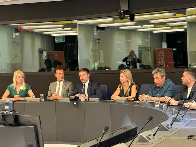 Η παρέμβαση από τον πρόεδρο του Κινήματος Δημοκρατίας - παρουσία της εκπροσώπου των συγγενών θυμάτων των Τεμπών, Μαρίας Καρυστιανού.