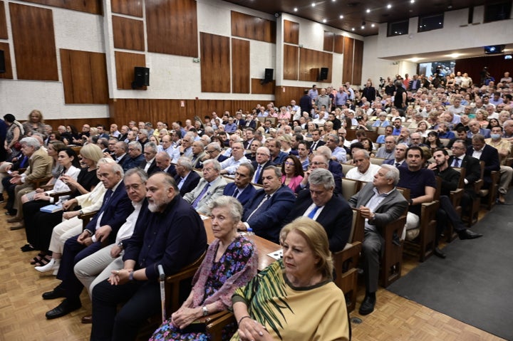 Γεμάτη η αίθουσα του Πολεμικού Μουσείου όπου μίλησαν οι δύο πρώην πρωθυπουργοί στην παρουσίαση βιβλίου του Σταύρου Λυγερού