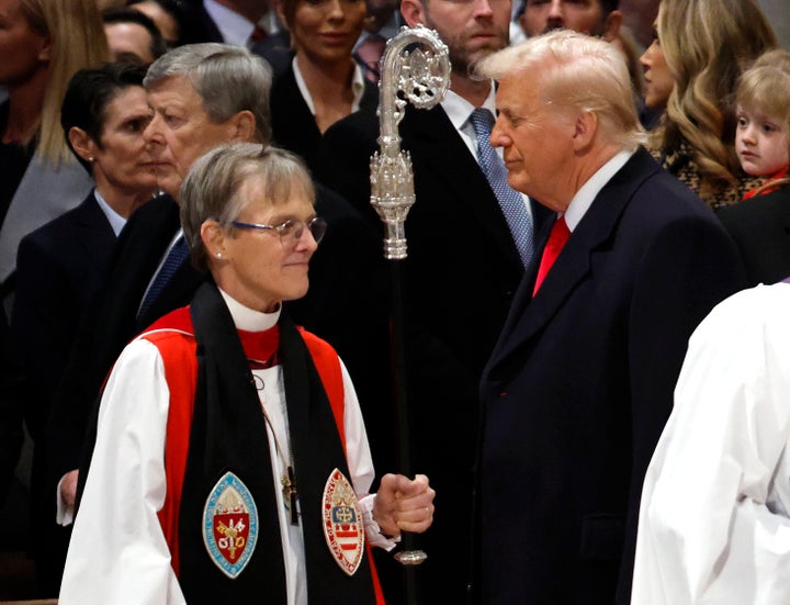 La obispo Mariann Edgar Budde (L) llega mientras el presidente de los Estados Unidos, Donald Trump, observa durante el Servicio Nacional de Oración en la Catedral Nacional de Washington el 21 de enero de 2025 en Washington, DC.