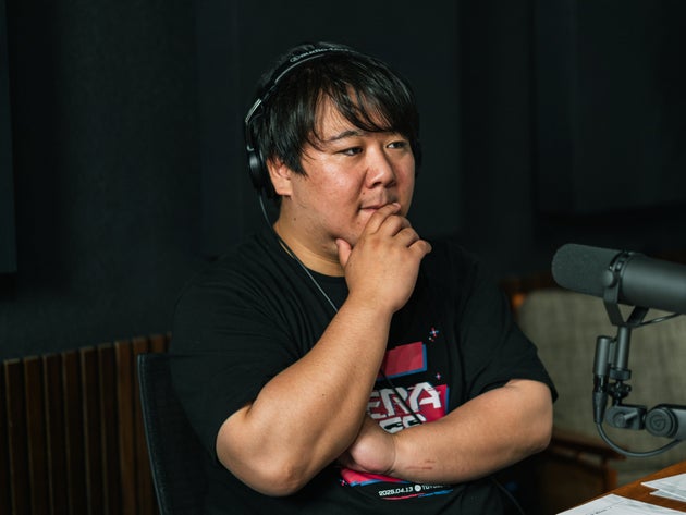 佐藤昭裕医師に質問をぶつけるラランド・ニシダさん