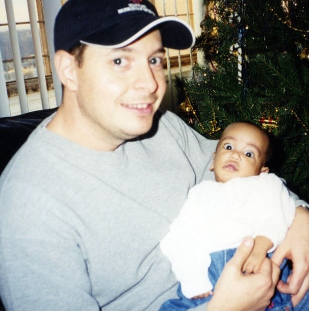 初めて赤ちゃんを抱くピーター。2000年に撮影