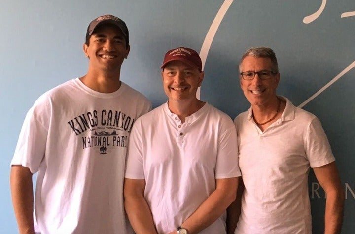 ピーター(中央)とダニー(右)。家族3人で2018年に撮影