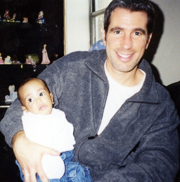 初めて赤ちゃんを抱くダニー。2000年に撮影
