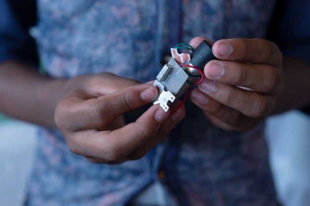 「SONGS - ものが語る難民の声」より。ミャンマー出身の少年の小型ライト