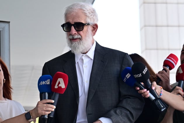 Ο Πέτρος Φιλιππίδης ενώ προσέρχεται στο ΜΟΔ.