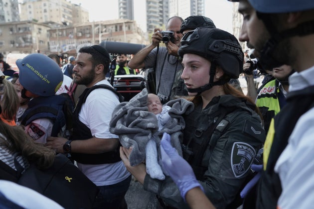 Απομάκρυνση αμάχων μετά το πλήγμα από ιρανικό πύραυλο στο Ραμάτ Γκαν (AP Photo/Oded Balilty)