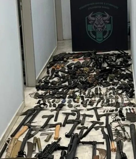 Το «οπλοστάσιο» του 42χρονου.