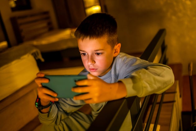 Οι ερευνητές διαπίστωσαν ότι η εθιστική συμπεριφορά είναι πολύ συχνή μεταξύ των παιδιών - ειδικά στη χρήση των κινητών τηλεφώνων.