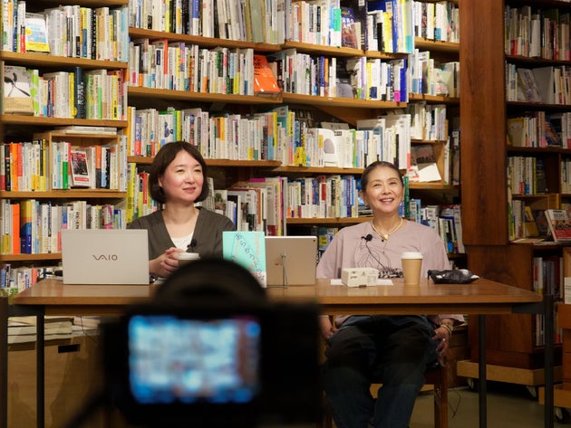 東京・下北沢「本屋B&B」で開催されたトークイベント「代田のふたり ～日本のドラマを語る夜～」。左から、ライターの西森路代さん、俳優の小泉今日子さん