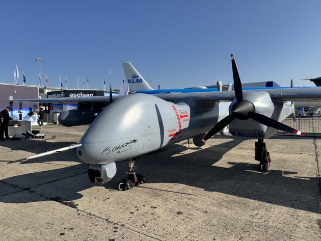 Το μη επανδρωμένο αεροσκάφος (drone) AKSUNGUR παρουσιάζεται κατά τη διάρκεια της 55ης Διεθνούς Αεροπορικής Έκθεσης του Παρισιού στο αεροδρόμιο Le Bourget, βόρεια του Παρισιού, Γαλλία, στις 16 Ιουνίου 2025. Στο πλαίσιο της εκδήλωσης, ανακοινώθηκε η ίδρυση κοινοπραξίας μεταξύ της Baykar, ενός παγκόσμιου ηγέτη στην αγορά UAV, και της Leonardo, μιας από τις μεγαλύτερες αμυντικές εταιρείες στον κόσμο. Η 55η έκδοση του Paris Air Show θα πραγματοποιηθεί από τις 16 έως τις 22 Ιουνίου στο αεροδρόμιο Paris-Le Bourget. (Photo by Mustafa Fuat Er/Anadolu via Getty Images)