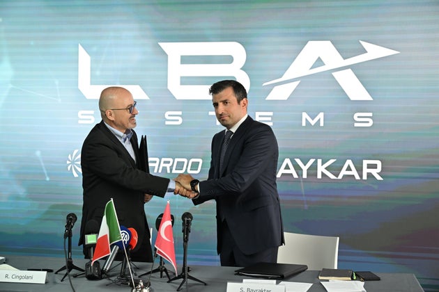 ΠΑΡΙΣΙ, ΓΑΛΛΙΑ - 16 ΙΟΥΝΙΟΥ: Ο πρόεδρος της Baykar Selcuk Bayraktar και ο διευθύνων σύμβουλος της Leonardo Roberto Cingolani παρευρίσκονται στην τελετή υπογραφής ίδρυσης κοινοπραξίας μεταξύ της Baykar Technologies και της Leonardo στο Παρίσι, Γαλλία, στις 16 Ιουνίου 2025. Η συμφωνία σηματοδοτεί μια νέα στρατηγική συνεργασία στον αμυντικό και αεροδιαστημικό τομέα μεταξύ των δύο εταιρειών. (Photo by Mustafa Yalcin/Anadolu via Getty Images)