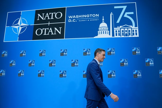 Ο πρωθυπουργός της Ισπανίας Πέδρο Σάντσεθ απομακρύνεται αφού μίλησε στα μέσα μαζικής ενημέρωσης κατά τη σύνοδο κορυφής του ΝΑΤΟ, την Τετάρτη 10 Ιουλίου 2024, στην Ουάσιγκτον. (AP Photo/Matt Rourke).