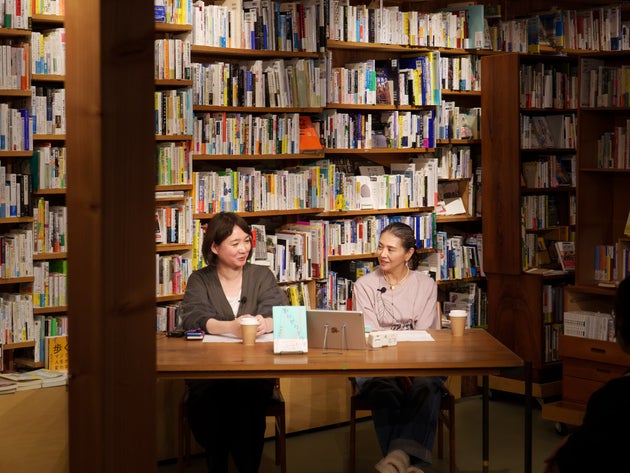 東京・下北沢「本屋B&B」で開催されたトークイベント「代田のふたり ～日本のドラマを語る夜～」。左から、ライターの西森路代さん、俳優の小泉今日子さん