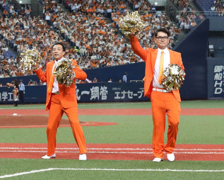 お笑いコンビ「ナイツ」の塙宣之さん(左)と土屋伸之さん(2019年7月23日、京セラドーム大阪)