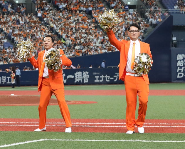 お笑いコンビ「ナイツ」の塙宣之さん（左）と土屋伸之さん（2019年7月23日、京セラドーム大阪）