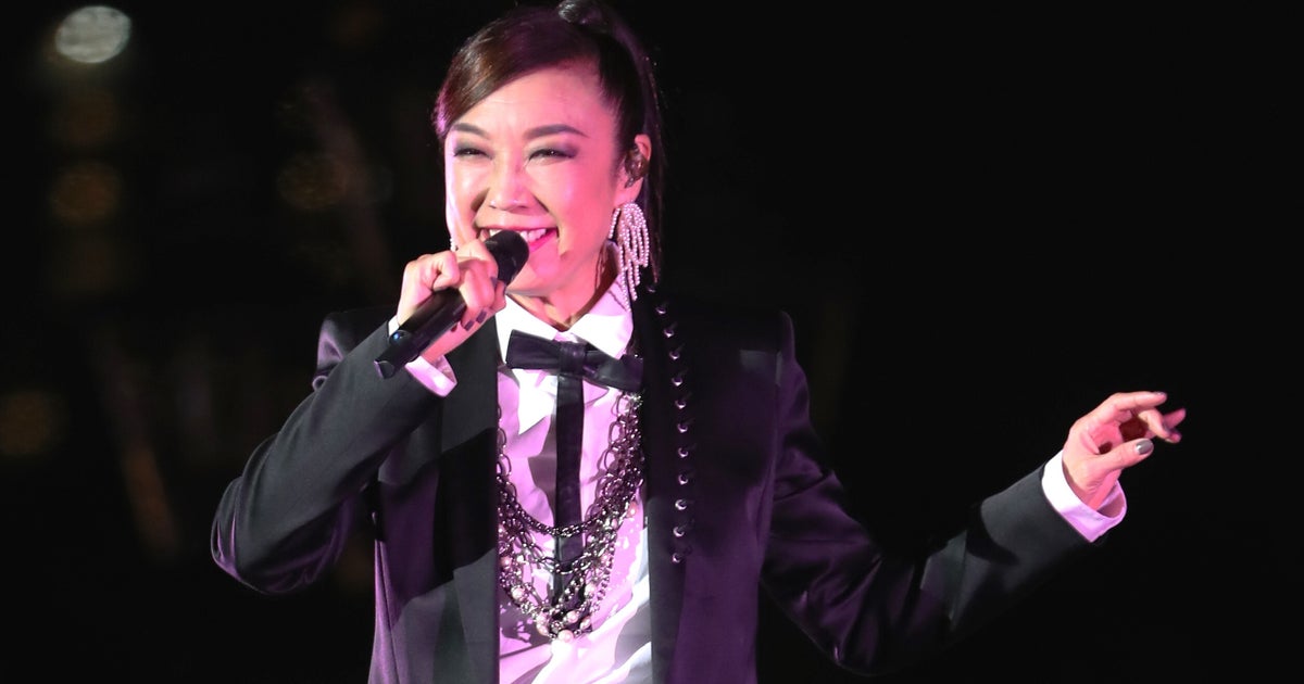 松任谷由実、自宅ガーデニングで咲いたくちなしをガラス皿に生ける 