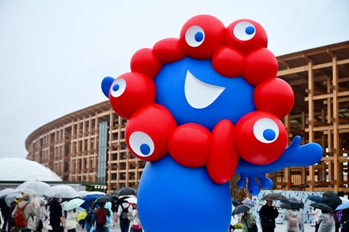ミャクミャクリラックマコラボ万博会場大丸限定 リラックマ×ミャクミャク、限定ぬいぐるみが万博会場内ストアで