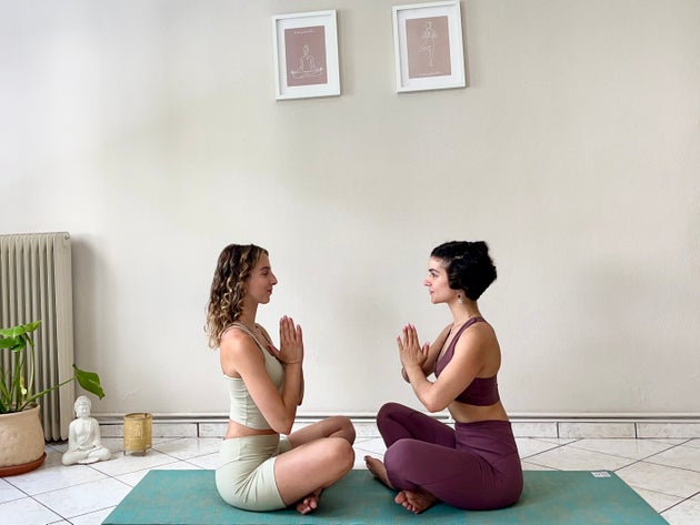 Η εκπαιδεύτρια γιόγκα και πιλάτες Σοφία Παπαδοπούλου φιλοξενεί την HuffPost και την Μπαρμπιλένα Τριανταφύλλου στο studio της στις Aχαρνές.