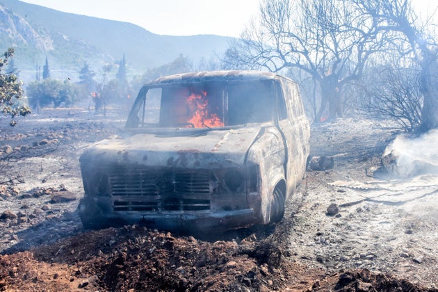 Όχημα καίγεται στην πυρκαγιά στην Αργολίδα