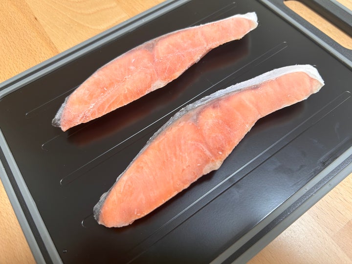 冷凍庫で保存していた鮭を解凍してみる
