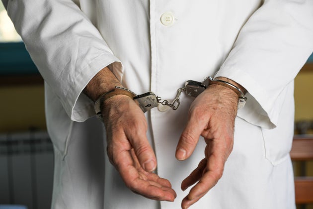 Η σύλληψή του έγινε την ώρα που παρέλαβε τα προσημειωμένα χαρτονομίσματα, ενώ στο γραφείο του οι αστυνομικοί εντόπισαν άλλες 12.000 ευρώ.