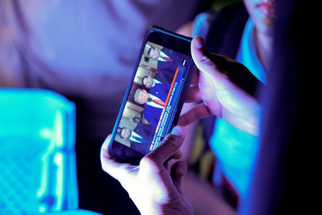 Το Ιράν δηλώνει ότι δεν υπάρχουν σημάδια μόλυνσης μετά τις αμερικανικές επιδρομές στις πυρηνικές εγκαταστάσειςΤο Ιράν δήλωσε νωρίς την Κυριακή ότι δεν υπάρχουν «σημάδια μόλυνσης» στις πυρηνικές εγκαταστάσεις του στο Ισφαχάν, στο Φορντό και στη Νατάνζ μετά τις αμερικανικές αεροπορικές επιδρομές που στόχευσαν τις εγκαταστάσεις.Τα ιρανικά κρατικά μέσα ενημέρωσης επικαλέστηκαν το Εθνικό Κέντρο του Συστήματος Πυρηνικής Ασφάλειας της χώρας, το οποίο δημοσίευσε ανακοίνωση στην οποία ανέφερε ότι οι ανιχνευτές ακτινοβολίας του δεν κατέγραψαν καμία απελευθέρωση ραδιενέργειας μετά τα πλήγματα.«Δεν υπάρχει κανένας κίνδυνος για τους κατοίκους που ζουν γύρω από τις προαναφερθείσες εγκαταστάσεις», προστίθεται στην ανακοίνωση.Προηγούμενες ισραηλινές αεροπορικές επιδρομές σε πυρηνικές εγκαταστάσεις ομοίως δεν προκάλεσαν καμία καταγεγραμμένη απελευθέρωση ραδιενεργού υλικού στο περιβάλλον γύρω από τις εγκαταστάσεις, ανέφερε η Διεθνής Υπηρεσία Ατομικής Ενέργειας.Ένας πολίτης παρακολουθεί το τηλέφωνό του καθώς ο πρόεδρος των ΗΠΑ Ντόναλντ Τραμπ μιλάει κατά τη διάρκεια ομιλίας του προς το έθνος έξω από τον Λευκό Οίκο στην Ουάσινγκτον, ΗΠΑ, το Σάββατο 21 Ιουνίου 2025. Ο Τραμπ δήλωσε ότι ο αμερικανικός στρατός έπληξε τρεις εγκαταστάσεις στο Ιράν το Σάββατο, σηματοδοτώντας την πρώτη αμερικανική εμπλοκή σε άμεσες επιθέσεις κατά ιρανικών πυρηνικών εγκαταστάσεων στη σύγκρουσή του με το Ισραήλ. Photographer: Aaron Schwartz/Bloomberg via Getty Images