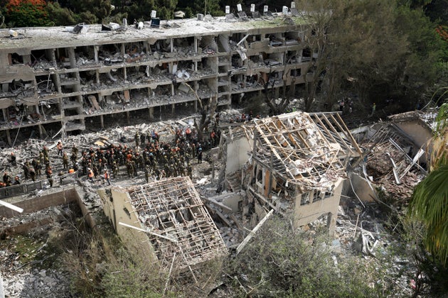 Σημείο όπου έπεσε πύραυλος στο Τελ Αβίβ (AP Photo/Oded Balilty)