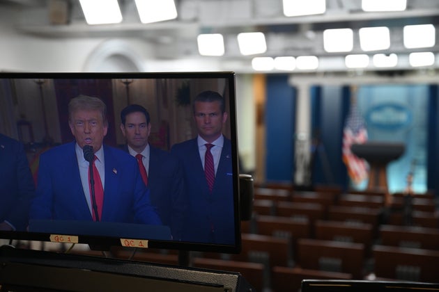 ΟΥΑΣΙΓΚΤΟΝ DC, ΗΝΩΜΕΝΕΣ ΠΟΛΙΤΕΙΕΣ - 21 ΙΟΥΝΙΟΥ : Ο Πρόεδρος των Ηνωμένων Πολιτειών Ντόναλντ Τραμπ μιλάει από την Ανατολική Αίθουσα του Λευκού Οίκου, όπως φαίνεται σε μια τηλεοπτική οθόνη στην αίθουσα ενημέρωσης Τύπου στον Λευκό Οίκο, στην Ουάσιγκτον, Ηνωμένες Πολιτείες, στις 21 Ιουνίου 2025. Αφού ο αμερικανικός στρατός έπληξε τρεις εγκαταστάσεις στο Ιράν. 