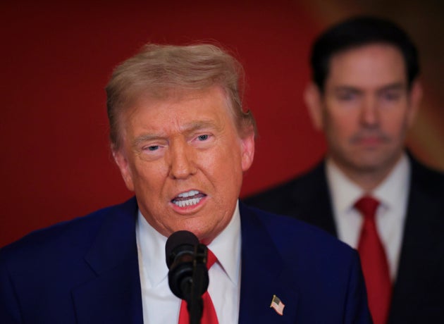 Ο Πρόεδρος Ντόναλντ Τραμπ μιλάει από την Ανατολική Αίθουσα του Λευκού Οίκου στην Ουάσινγκτον, το Σάββατο 21 Ιουνίου 2025, μετά την επίθεση του αμερικανικού στρατού σε 3 ιρανικές πυρηνικές και στρατιωτικές εγκαταστάσεις, συμμετέχοντας άμεσα στην προσπάθεια του Ισραήλ να καταστρέψει το πυρηνικό πρόγραμμα της χώρας. Πίσω του ο Υπουργός Εξωτερικών Μάρκο Ρούμπιο.