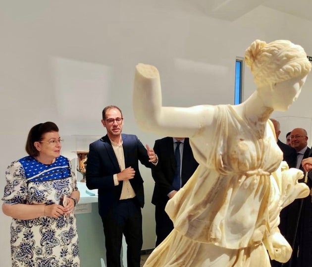 Η υπουργός Πολιτισμού Λίνα Μενδώνη στα εγκαίνια του ανακαινισμένου Αρχαιολογικού Μουσείου Θήρας.