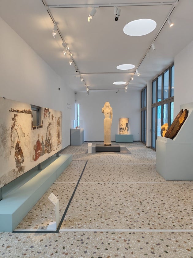 Η Κόρη της Θήρας στη νέα της βάση - Αρχαιολογικό Μουσείο Θήρας