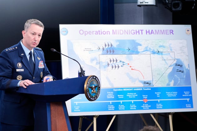 Ο Αρχηγός του Γενικού Επιτελείου Ενόπλων Δυνάμεων, Στρατηγός Νταν Κέιν, μιλάει κατά τη διάρκεια συνέντευξης Τύπου στο Πεντάγωνο στην Ουάσινγκτον, την Κυριακή 22 Ιουνίου 2025, μετά την επίθεση του αμερικανικού στρατού σε τρεις θέσεις στο Ιράν, συμμετέχοντας άμεσα στην προσπάθεια του Ισραήλ να καταστρέψει το πυρηνικό πρόγραμμα της χώρας. (AP Photo/Alex Brandon)