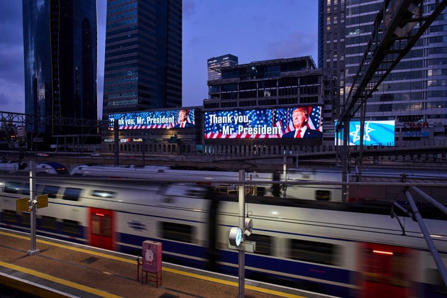Μια ηλεκτρονική πινακίδα απεικονίζει μια εικόνα του Προέδρου Ντόναλντ Τραμπ δίπλα στο μήνυμα «Ευχαριστώ, κύριε Πρόεδρε» που αναφέρεται στην εμπλοκή των ΗΠΑ στον πόλεμο μεταξύ Ισραήλ και Ιράν, στο Ραμάτ Γκαν του Ισραήλ, την Κυριακή 22 Ιουνίου 2025. (AP Photo/Bernat Armangue)