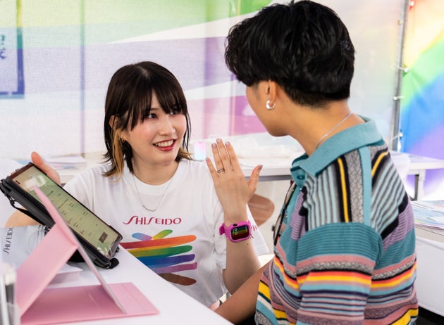 タブレット端末を使いながら、その人におすすめのメイクや肌コンディションなどを測定。パーソナルビューティーパートナーが一人ひとりにつき、和やかにアドバイスをする場面も。ブースを訪れる来場者はまさに多様だ