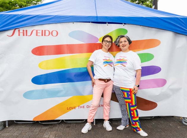 （左から）大堀栄美さん（資生堂ジャパン 美容戦略部 社会価値企画推進グループ ソーシャルエリアリーダー)、岡林さん。虹色の「美」を描いたロゴデザインを手がけたのは、資生堂クリエイティブのアートディレクターの池田昂己さん。「無数の線が交わり、大きなひとつの『美』の文字を描きだす。誰もが美しさの一部であり大切な存在であることを多様な色が混ざり合うグラデーションで表現しました」とコメントを寄せている