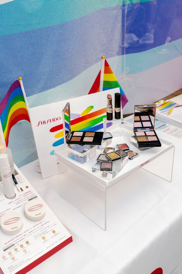 ブースで試せる資生堂の化粧品の一部。タブレットを活用したパーソナルカラー診断のほか、メイクの仕方などのアドバイスも