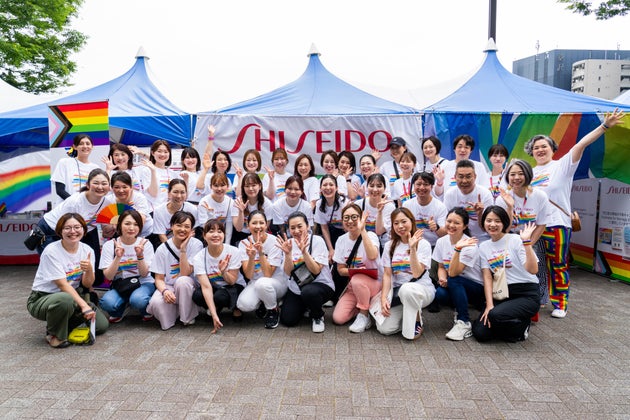 東京プライドに参加した資生堂のスタッフ。5月17日に開催された名古屋レインボープライド、10月11、12日に予定されている大阪レインボーフェスタでもパーソナルビューティーパートナーが参加している