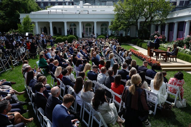 ホワイトハウスのローズガーデンで「テイク・イット・ダウン法」に署名するトランプ大統領（2025年5月19日）