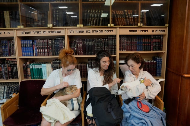 Ισραηλινοί στο καταφύγιο συναγωγής στην Χάιφα 