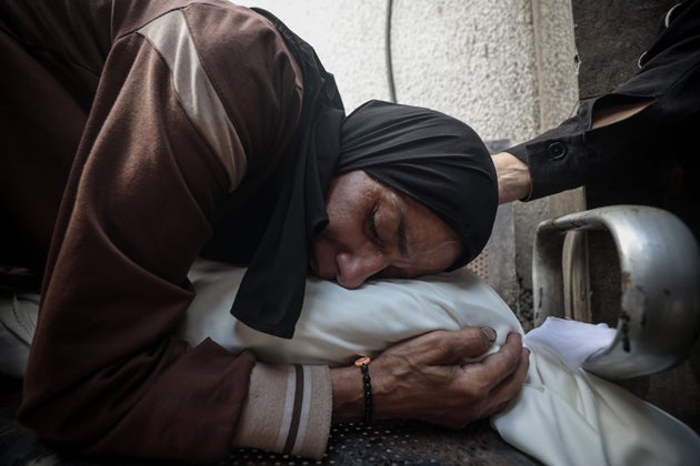 Παλαιστίνια στη Γάζα αγκαλιάζει τη σορό αγαπημένου τους που σκοτώθηκε σε ισραηλινό βομβαρδισμό