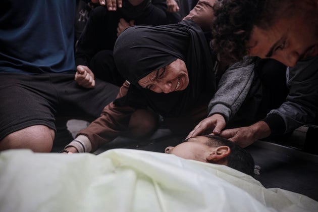 Θρήνος στην πόλη της Γάζας για τον θάνατο ενός αγοριού κατά την διάρκεια ισραηλινών βομβαρδισιμών, από τα μέλη της οικογένειας του 