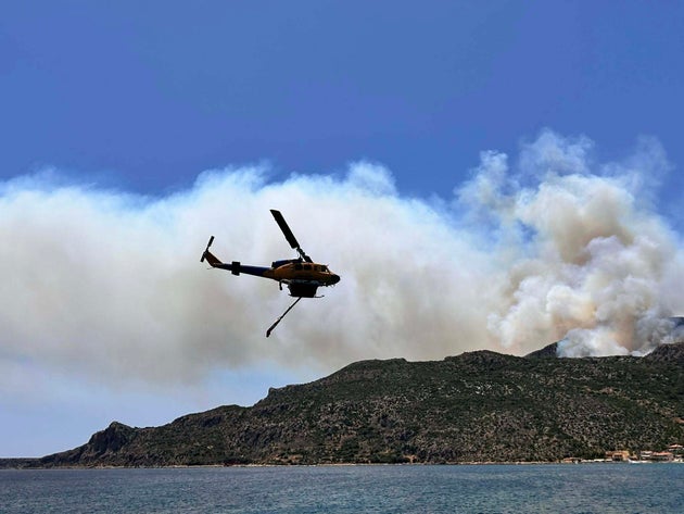 Ελικόπτερο επιχειρεί στη πυρκαγιά στο Καραβοστάσι