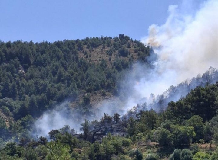 Παρά τις ενισχύσεις σε μέσα και προσωπικό της Πυροσβεστικής Υπηρεσίας Χίου η μεγάλη φωτιά που ξέσπασε το μεσημέρι της Κυριακής κατευθύνεται νοτιοδυτικά, με ό,τι σημαίνει αυτό και για την μαστιχοαραγωγή πλέον.