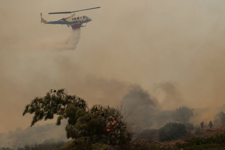 Δεύτερη ημέρα της πυρκαγιάς στο νησί της Χίου, Δευτέρα 23 Ιουνίου 2025. Στα μέτωπα της φωτιάς επιχείρησαν 190 πυροσβέστες - ανάμεσά τους 11 ομάδες πεζοπόρων - 38 οχήματα και 4 εναέρια μέσα, υδροφόρες και μηχανήματα έργου από τον Ελληνικό Στρατό και την Τοπική Αυτοδιοίκηση. (ΚΩΣΤΑΣ ΑΝΑΓΝΩΣΤΟΥ/EUROKINISSI)