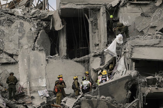 Ισραηλινοί διασώστες στα συντρίμμια κτιρίου στην Μπεερσεβά που επλήγη από ιρανικούς πυραύλους λίγο πριν την έναρξη της εκεχειρίας